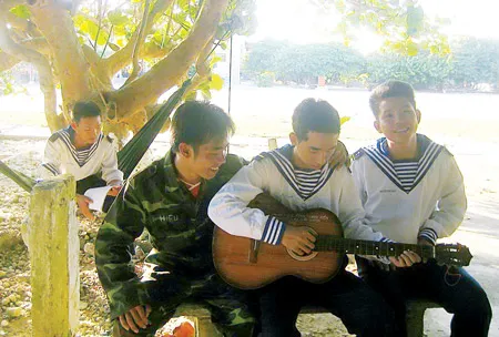 Phút thư giãn của các chiến sĩ đảo Trường Sa Lớn.