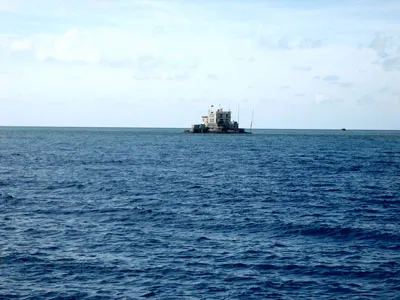 Đảo chìm Đá Lát nhìn từ xa.