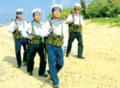 Các chiến sĩ tuần tra trên đảo Sinh Tồn. Ảnh: Hồ Việt