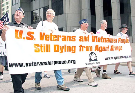 Các cựu chiến binh Mỹ thuộc Hội cựu chiến binh vì hòa bình biểu tình đòi bồi thường cho nạn nhân chất độc da cam năm 2008.