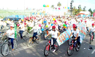 Đông đảo thanh niên đạp xe cổ động bảo vệ môi trường và biển đảo tại Festival Biển Nha Trang 2011.