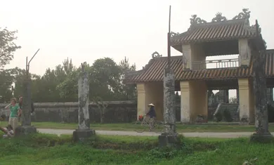 Ba Lan giúp tôn tạo Linh Tinh môn (Văn miếu Huế)