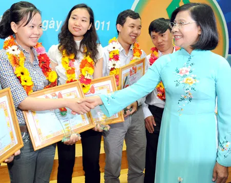 Trao 17 giải thưởng  “Ngòi bút trẻ” lần 5