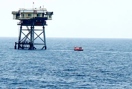 Xuồng chở khách chuẩn bị cập nhà giàn DK1/17.