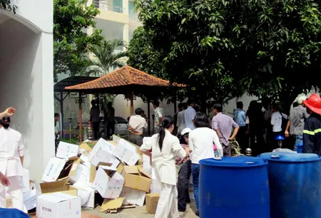 Các công nhân của công ty đang chuyển hàng ra khỏi khu vực cháy. Ảnh: Quốc Thắng