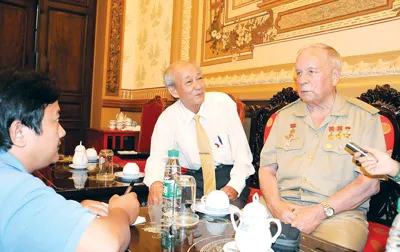 Phóng viên Thụy Vũ (trái), Báo SGGP, phỏng vấn nhà du hành vũ trụ Nga V.V.Gorbatco tại TPHCM. Ảnh: AN DUNG