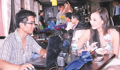 Phóng viên Báo Tiền Phong phỏng vấn nhanh thí sinh Hoa hậu Việt Nam 2010 ở Tuần Châu - Quảng Ninh. Ảnh: DUY ANH