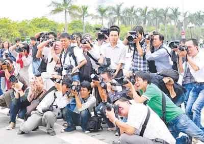 Phóng viên ảnh tác nghiệp tại Lễ hội diều ở Mỹ Đình - Hà Nội. Ảnh: DUY ANH