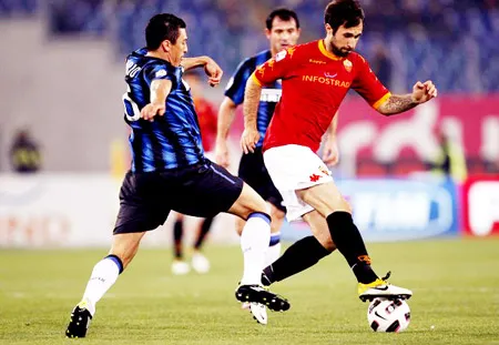 Mirko Vucinic (phải) vẫn rất quan trọng với Roma.