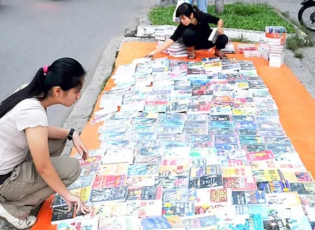 Quầy sách vỉa hè, thiên đường của sách lậu, đe dọa lợi ích chính đáng của các nhà làm sách hiện nay.
