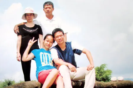 Vợ chồng anh Nguyễn Hữu Thuận - Nguyễn Thị Luận cùng 2 con trong một chuyến du lịch hiếm hoi có đủ mặt cả nhà.