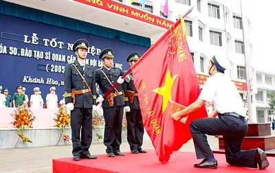 Học viên Học viện Hải quân tuyên thệ trong lễ ra trường.