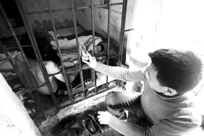 Một người nghiện ma túy ở Thái Nguyên tự giam mình vào lồng sắt để quyết tâm cắt cơn nghiện. Ảnh: Hoài Thanh