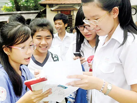 Thí sinh trao đổi sau giờ thi môn Văn tại Hội đồng thi Trường THPT Hùng Vương quận 5. Ảnh: MAI HẢI