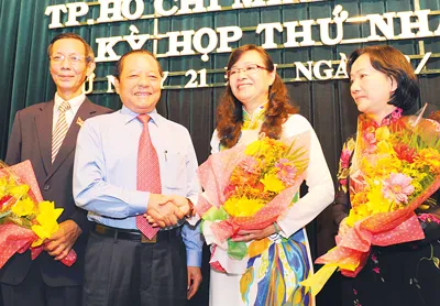 Bí thư Thành ủy Lê Thanh Hải tặng hoa chúc mừng tân Chủ tịch HĐND TPHCM Nguyễn Thị Quyết Tâm. Ảnh: VIỆT DŨNG