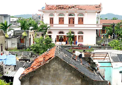 Mưa và lốc tàn phá nhiều nhà dân tại TP Hải Phòng.