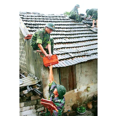 Chiến sĩ Trung đoàn 50, Bộ Chỉ huy quân sự TP Hải Phòng giúp người dân khắc phục hậu quả lốc xoáy. Ảnh: T.T.X.