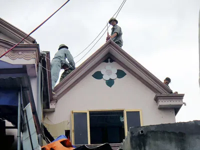 Sửa chữa lại nhà cửa sau cơn bão số 2 tại xã An Lư, Thủy Nguyên, Hải Phòng. Ảnh: VĂN PHÚC