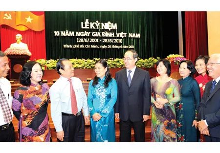 Kỷ niệm 10 năm Ngày Gia đình Việt Nam (28-6-2001 – 28-6-2011): Xây dựng gia đình “5 không, 3 sạch”