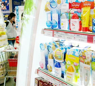 Thị trường mỹ phẩm chống nắng - Dễ giả và... khó dùng