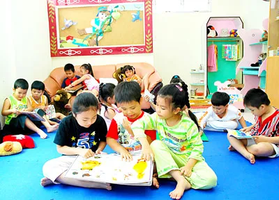 Các cháu ở Trường Mầm non Bán công 30/4 quận 1 vui chơi trong thư viện. Ảnh: MAI HẢI