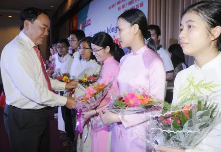 Trao học bổng Nguyễn Văn Hưởng năm 2011 ảnh 2