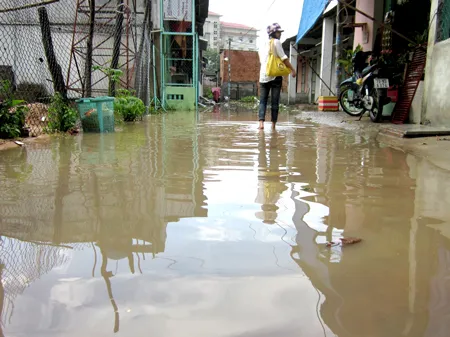 Nước ngập tận phòng trọ