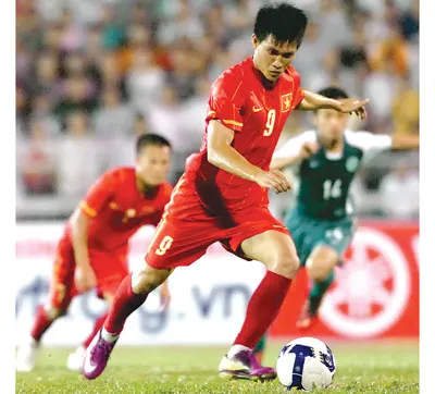 Công Vinh ghi bàn thắng thứ ba cho tuyển Việt Nam từ chấm phạt 11m. Ảnh: NGUYỄN NHÂN