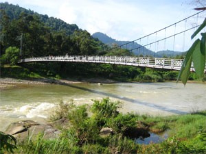 The chain – bridge that hangs over Đạ Huoai River