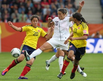AFP - USA's Carli Lloyd (C) vies with Colombia's Orianica Velasquez (L) and Yulieht Dominguez during the match of the FIFA women's football World Cup USA vs Colombia