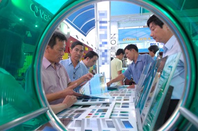 Visitors at the ‘Vietbuild 2011’ exhibition.(Photo:SGGP)