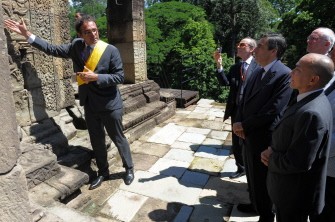 AFP - French Prime Minister Francois Fillon (2nd R) and Cambodian King Norodom Sihamoni (R) listen as French architect Pascal Royere from the Ecole francaise d'Extreme-Orient (EFEO) speaks during an inauguration ceremony at the Baphuon temple in Siem Reap province