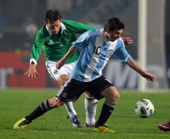 AFP - Lionel Messi (R) vies for the ball with Bolivian defender Ronald Rivero during a match in La Plata on July 1, 2011. The match ended tied 1-1.