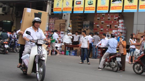 Today customers are cautious of promotions at electronic centers (Photo: Tuoi tre)
