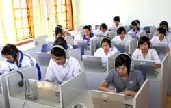 Students learn computer at a computer teaching center. (File photo)