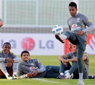 AFP - Brazil's Robinho (R) controls the ball during a training session on July 8, 2011, at the Mario Kempes stadium in Cordoba, Argentina