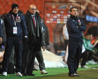 AFP - The Peru head coach, Uruguayan Sergio Markarian (C), and assistants Oscar Aguirregaray (L) and Pablo Bengoechea (R) watch the pitch during their match against Mexico