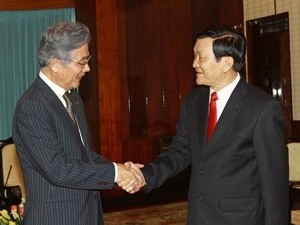 Truong Tan Sang (R), standing member of the Secretariat of the Communist Party of Vietnam Central Committee, receives the Osaka Mayor, Kunio Hiramatsu