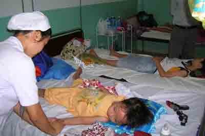 A medic takes care of an injured kid in Children Hospital No.2 (Photo: SGGP)