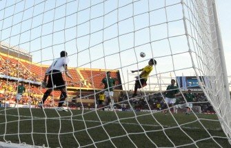 AFP - Falcao (C) jumps to head the ball as Bolivian goalkeeper Carlos Erwin Arias (L) watches during the game