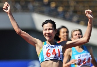 Truong Thanh Hang of Vietnam raises her arms as she celebrates her win after finishing the women's 800m final at the 2011 Asian Athletics Championships in Kobe on July 10, 2011. AFP