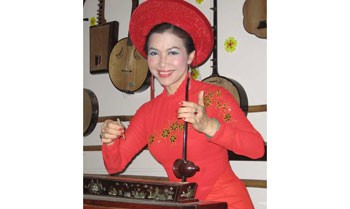 Zitherist Tuyet Mai