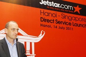 Jetstar Group chief executive Bruce Buchanan announces Jetstar Asia’s Hanoi-Singapore route on July 14, 2011 in Hanoi (Photo: Tran Chuyen)