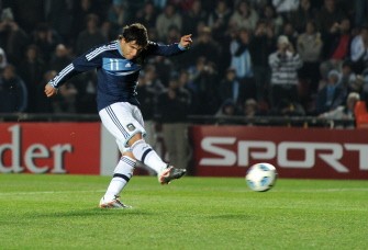 AFP - Carlos Tevez kicks the ball during the penalty shoot-out against Uruguay