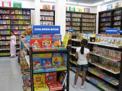 A student choosing text books in Fahasa book shop(Photo: Phuong Oanh)