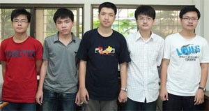 Nguyen Huy Hoang (2nd, L) who won the gold medal at the International Physics Olympic Contest 2011 and other medal winners
