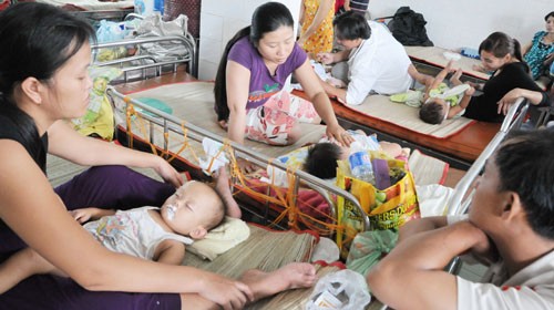 Toddlers in hospital with HFM disease (Photo: Tuoi tre)