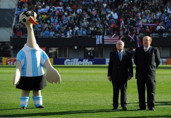 AFP - FIFA's President Sepp Blatter(2R) and CONMEBOL's President Nicolas Leoz are seen next to Suri, the Copa America's mascot, before the final of 2011 Copa America