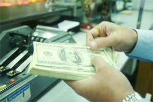 Banks raise the greenback exchange rate amid speculation that dollar will be stronger on the fluctuation in gold price (Photo: Minh Tri)