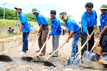 Young volunteers from Gia Lai Province participate in street construction (Photo: SGGP)